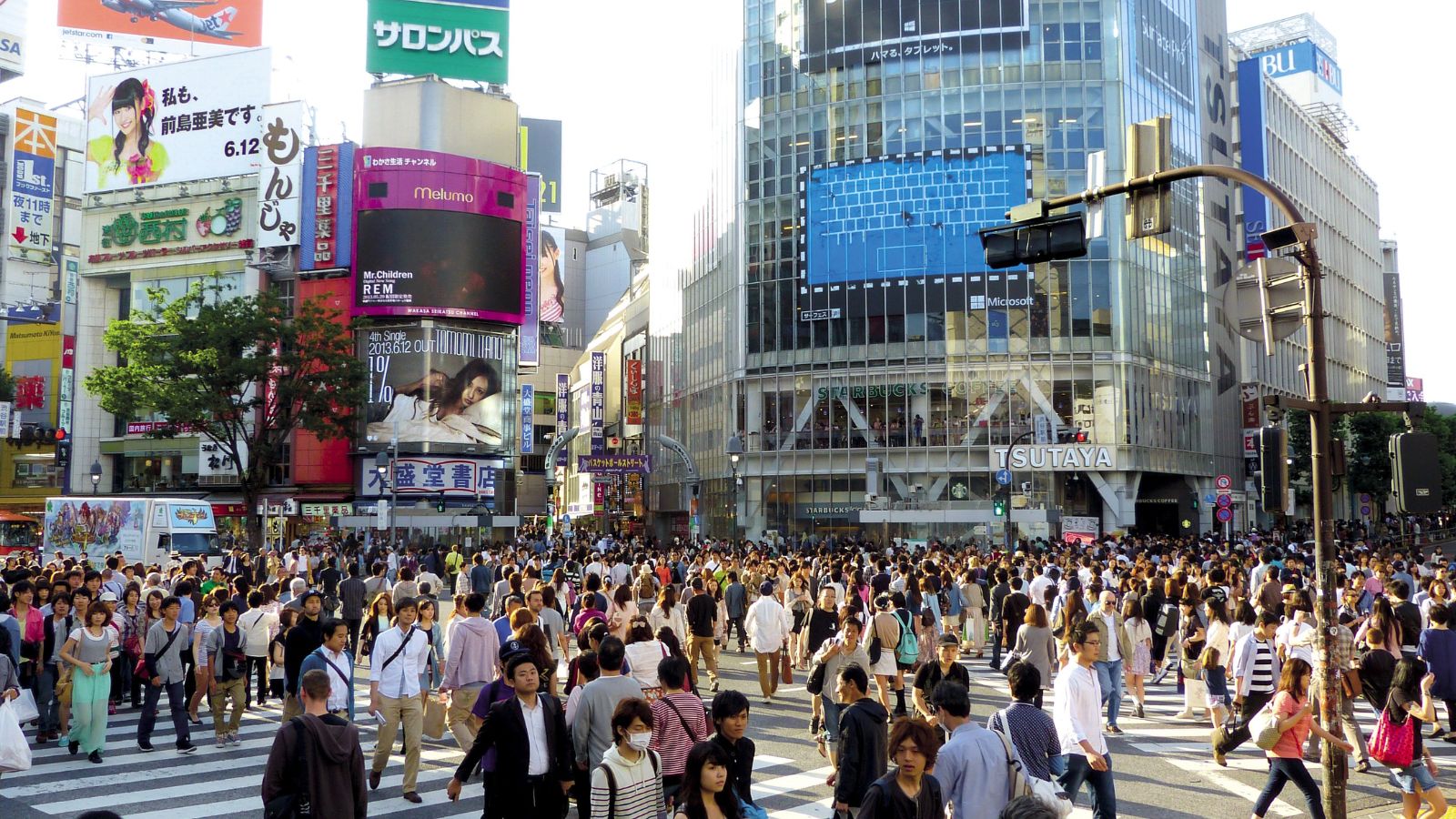 How to Meet People in Tokyo. Busy crosswalk in Tokyo.